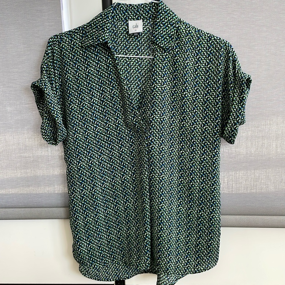 Cabi blouse. No buttons. Cuffed sleeve